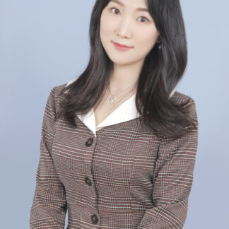 Headshot of piano teacher Mina Son